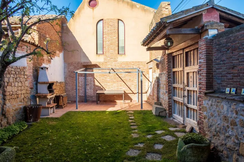 House with barbeque & garden | Garden view - Image 1