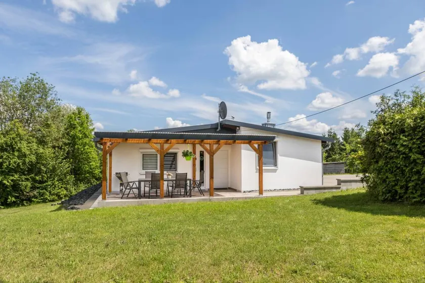 Casa vacacional totalmente equipada con terraza, jardín y barbacoa | Vistas al jardín - Image 1