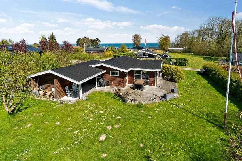 House with BBQ, terrace & garden - Image 1