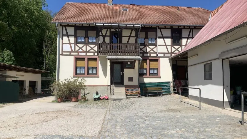 Holiday home with barbecue & pool - Image 1