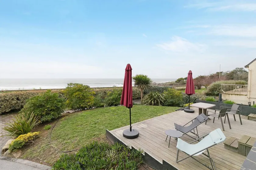 Ajoncs Apartment – Seafront Terrace, Parking, Côte Sauvage - Image 1