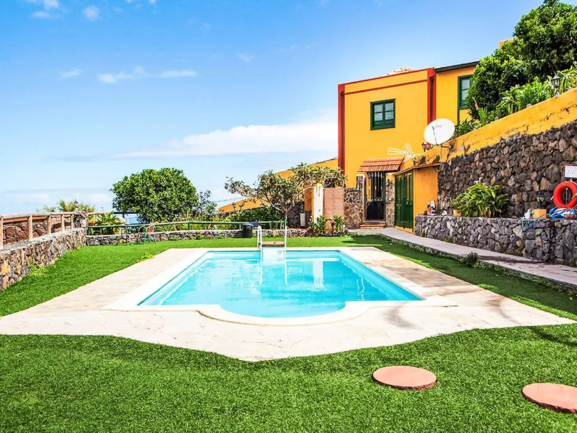 Ferienhaus mit Garten, Terrasse und Pool - Image 1