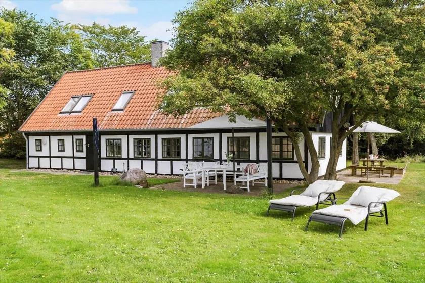 Holiday home with terrace & barbeque - Image 1