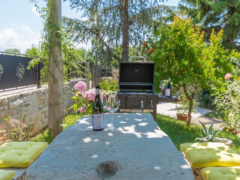 Holiday apartment with BBQ, garden & terrace - Image 1