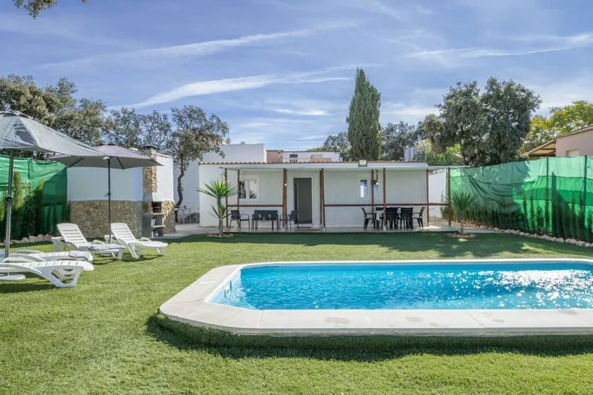 Agréable maison de vacances avec barbecue, jardin et piscine privée | Vue jardin | Avec animaux acceptés - Image 1