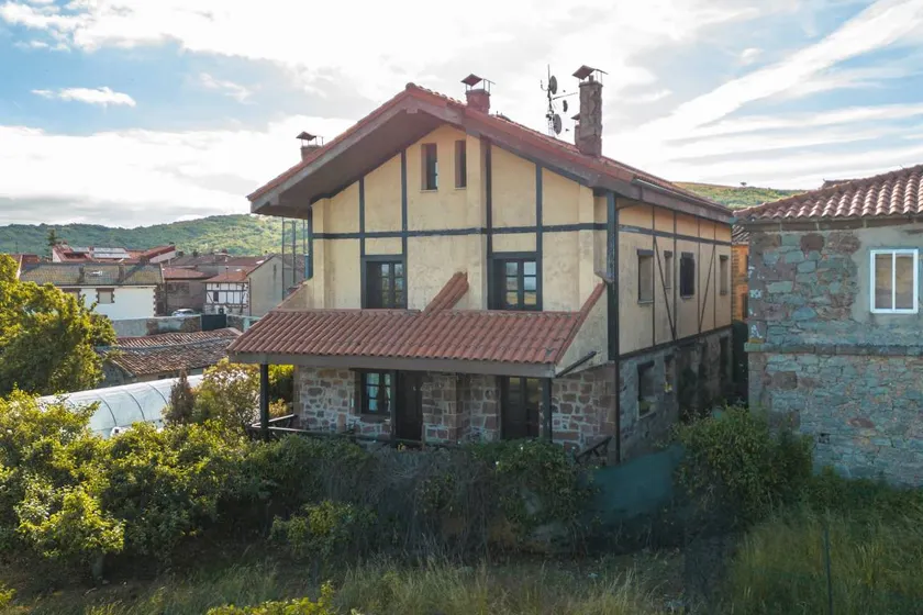 Child-friendly big farm with garden, terrace & BBQ | Mountain view | Perfect for remote work | Dogs allowed - Image 1