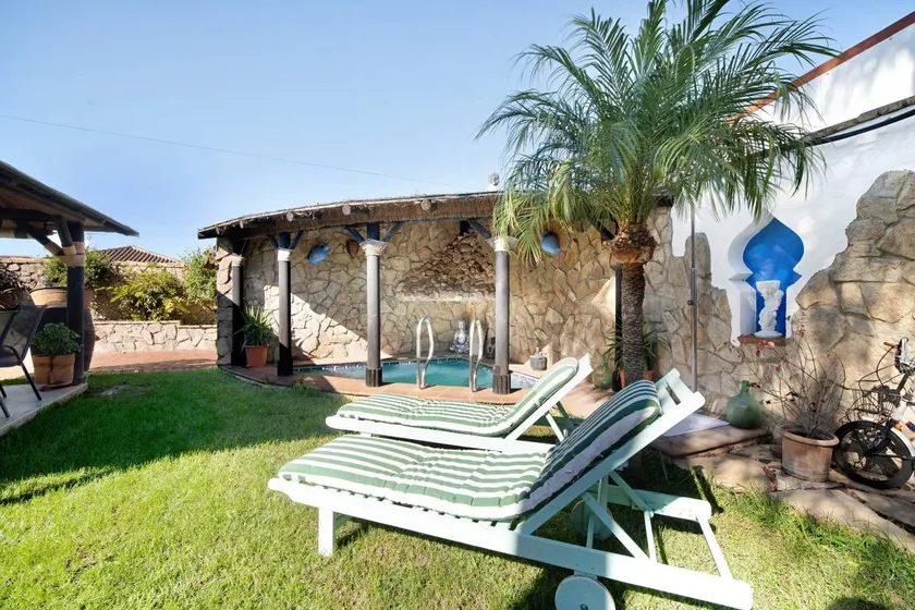 Casa vacacional con piscina privada, internet de alta velocidad y jardín | Vistas al jardín | Ideal para trabajar remoto - Image 1