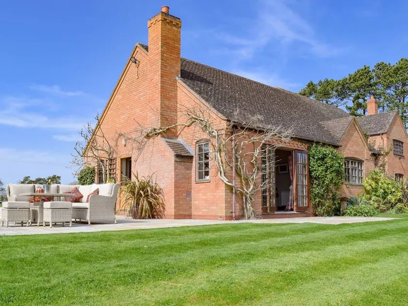 Cottage with BBQ & garden - Image 1