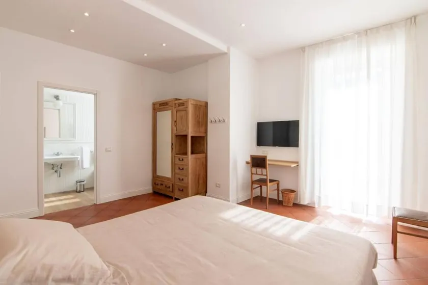 Bed and Breakfast 'Camera Matrimoniale Vista Lago' with Mountain View, Pool and Wi-Fi - Image 1