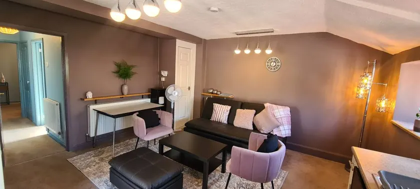 Cozy 1-bed flat with open kitchen, spacious living room, and bathroom with shower and bath. Perfect for comfort and relaxation. - Image 1