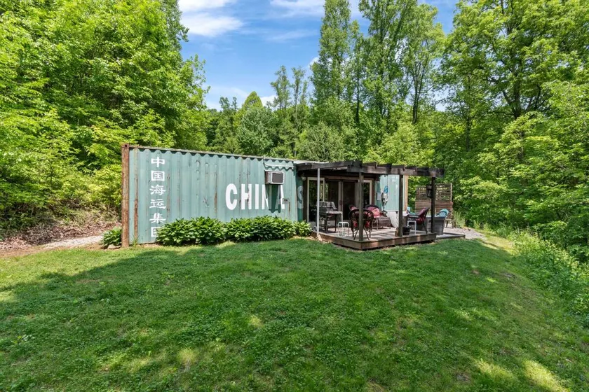 Unique Dover Accommodation with a Hot Tub Perfect for Glamping in Ohio - Image 1