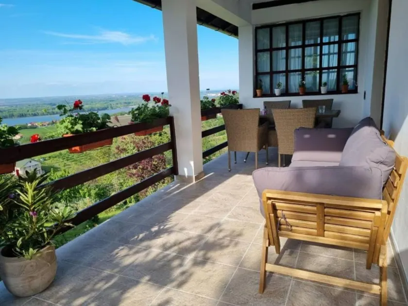 Child-friendly house with garden, terrace & barbecue | City view | Pets allowed - Image 1
