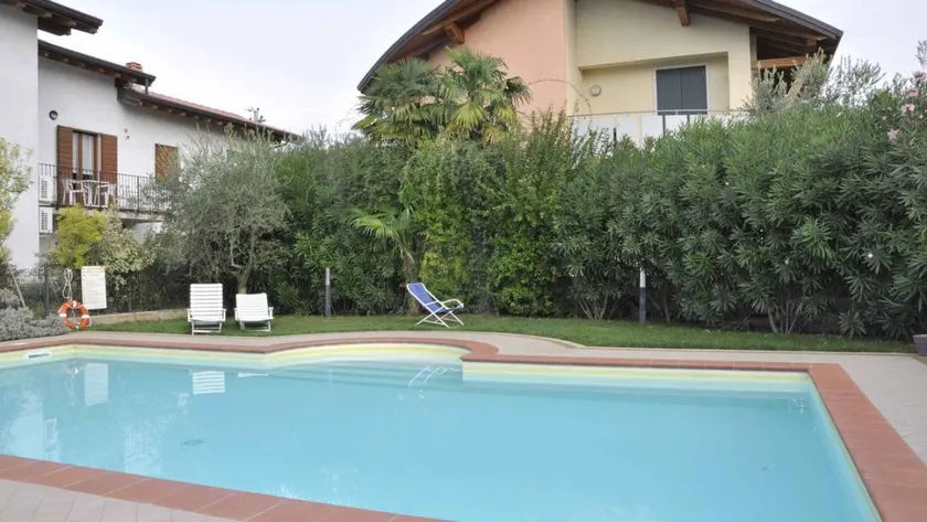 Appartement de vacances avec terrasse, piscine et jardin - Image 1