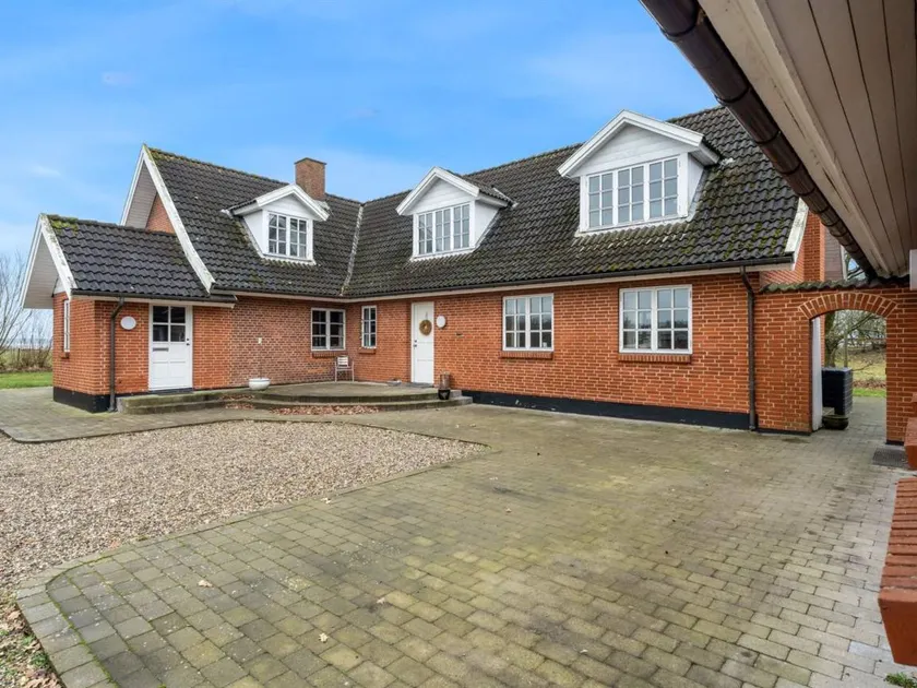 Holiday home with BBQ, private pool & hot tub - Image 1