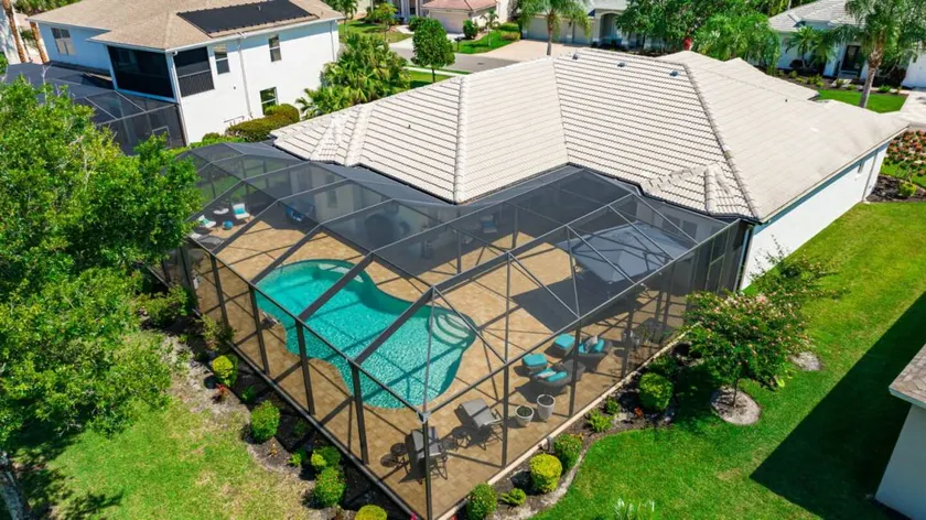 Bungalow with private pool & BBQ | Lake view - Image 1