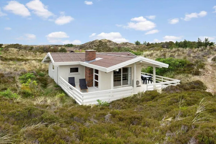 Holiday home with barbecue & terrace - Image 1