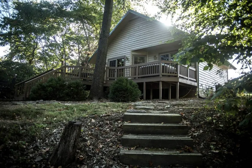 Wonderful Lakefront Cabin with Hot-tub in Carbondale, Illinois - Image 1