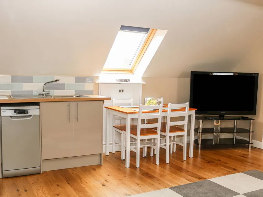 Fully equipped cottage with garden - Image 1