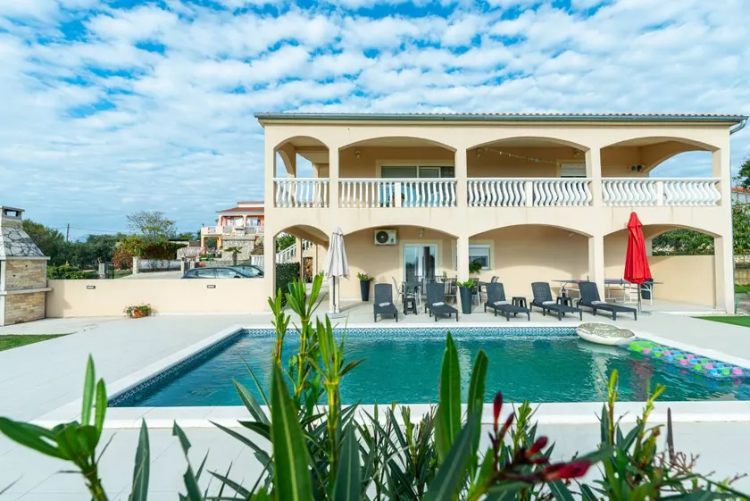 Children-friendly big flat with garden, barbecue & terrace - Image 1