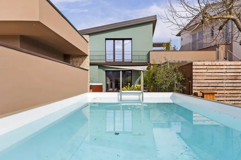 Ferienhaus mit Whirlpool, Pool und Terrasse | Bergblick - Image 1