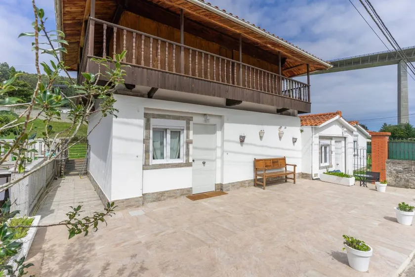 Apartment 'La Casona De Carcedo 1' beneath an Asturian Hórreo - Image 1