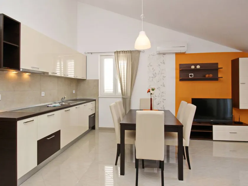 Flat with barbecue & pool - Image 1