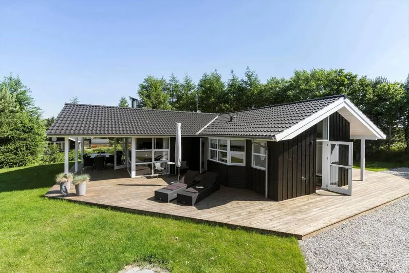 Holiday home with BBQ, jacuzzi & terrace - Image 1