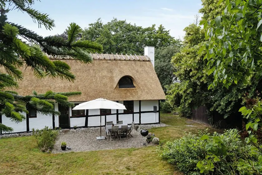 Holiday home with barbecue, garden & terrace | Suitable for remote work - Image 1