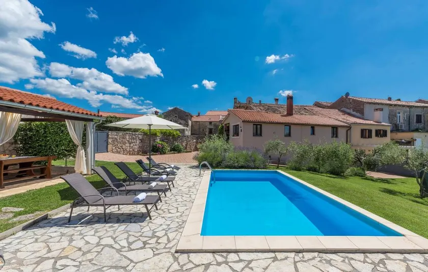 Fully equipped villa with private pool, terrace & barbeque | Dogs allowed - Image 1