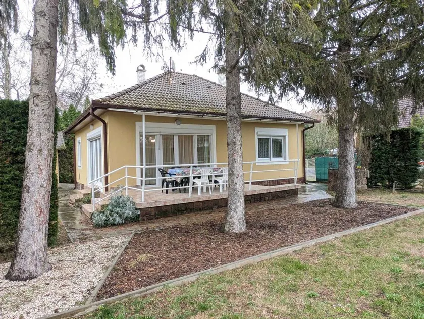 Holiday home with terrace, garden & barbecue - Image 1