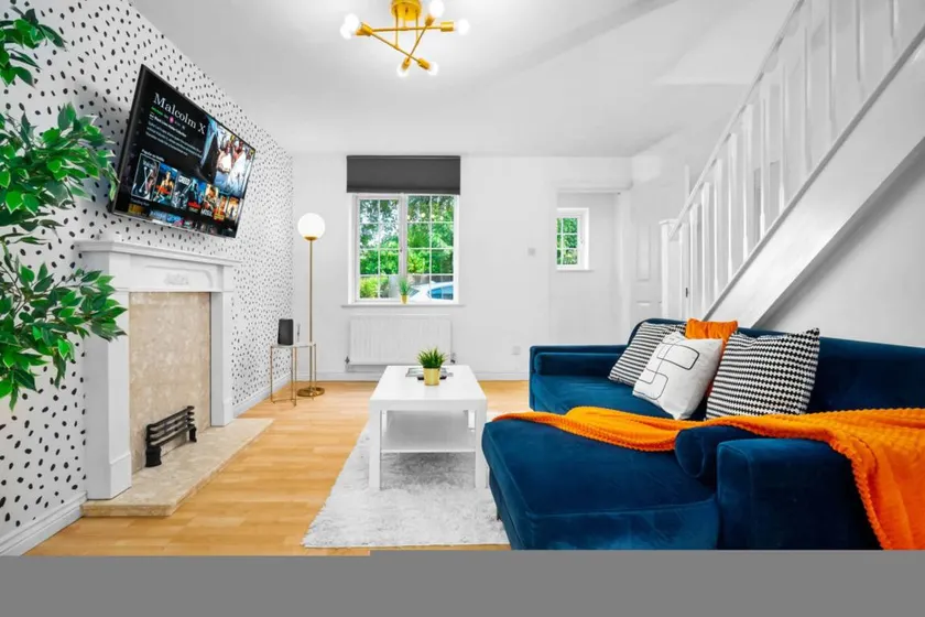 Stylish Two Bed House - Garden - Parking - WIFI - Image 1