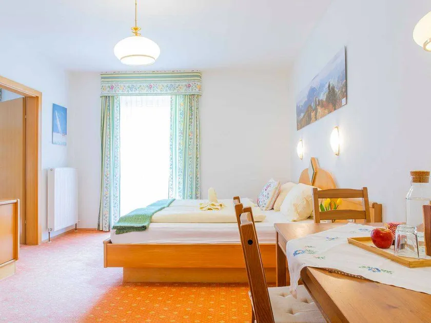 Apartment with garden - Image 1