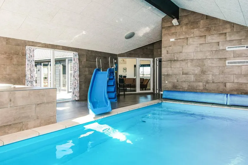 Holiday home with pool, sauna & terrace - Image 1