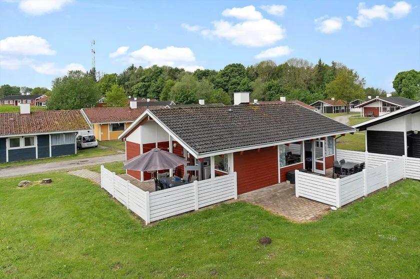 House with barbecue, terrace & pool - Image 1