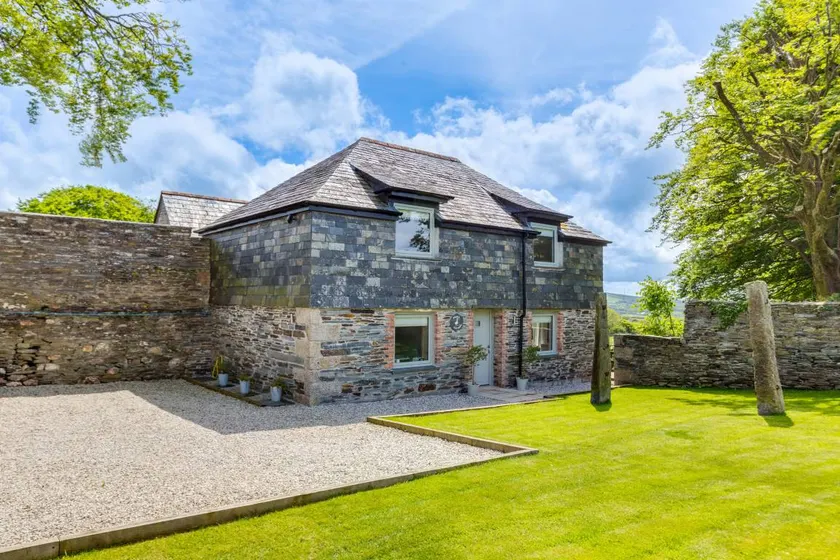 Cottage with garden & hot tub - Image 1