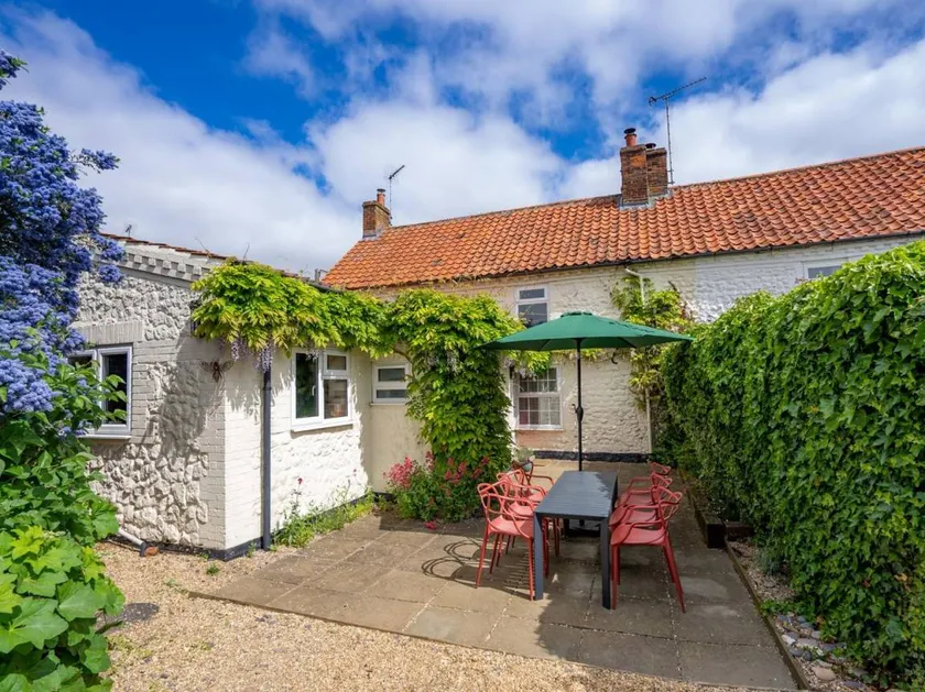 Cottage with garden - Image 1