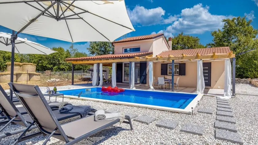 Casa vacacional con terraza, barbacoa y piscina privada - Image 1