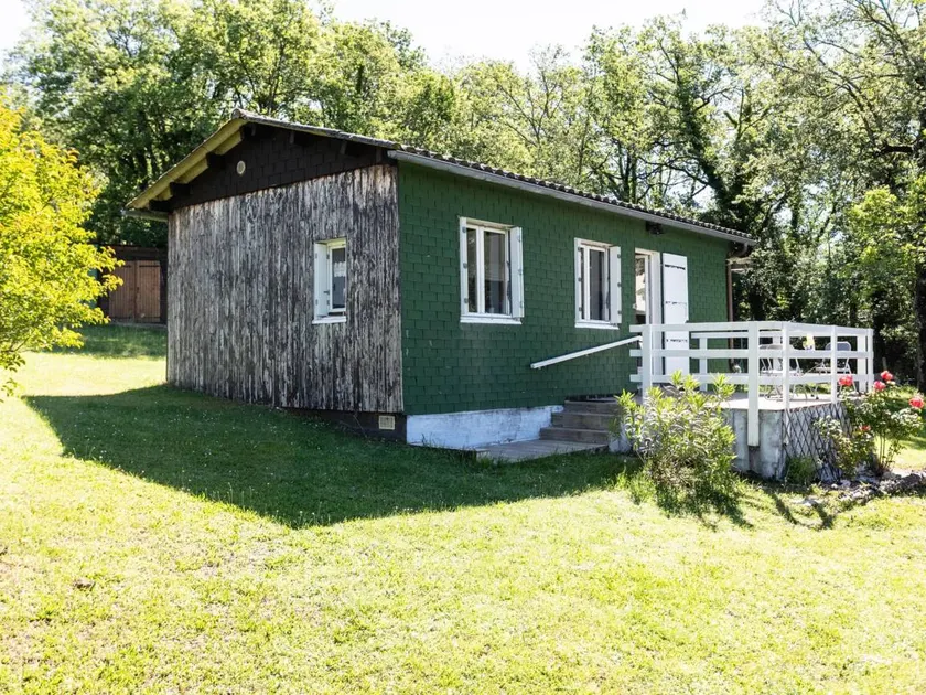 Bungalow with garden - Image 1
