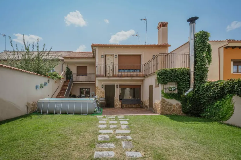 Holiday home with pool, terrace & BBQ - Image 1