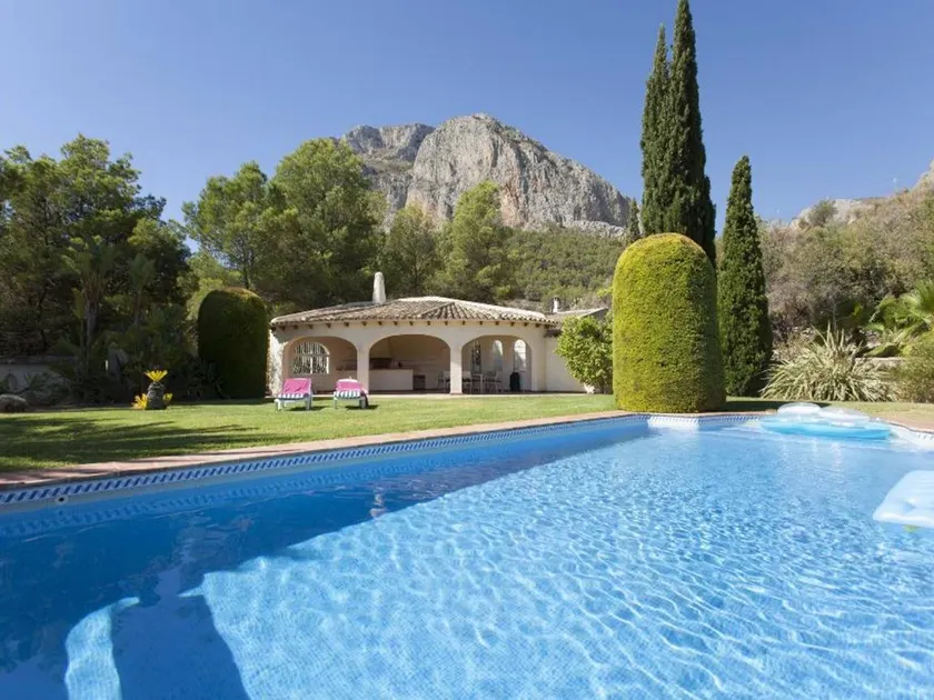 Villa with barbeque, private pool & garden - Image 1