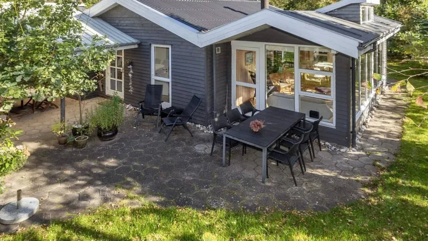 House with terrace - Image 1