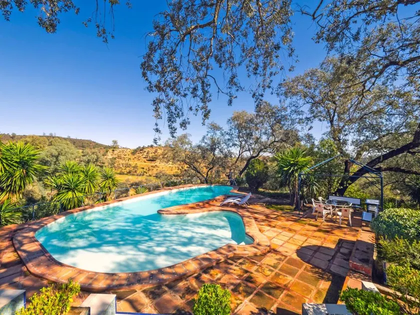 House with BBQ, terrace & garden - Image 1
