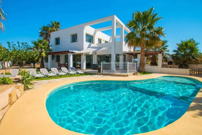 Fully equipped lovely villa with garden, private pool & terrace | Pet-friendly - Image 1