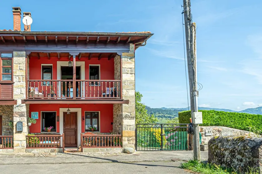 Holiday home with garden, terrace & barbecue | Mountain view - Image 1