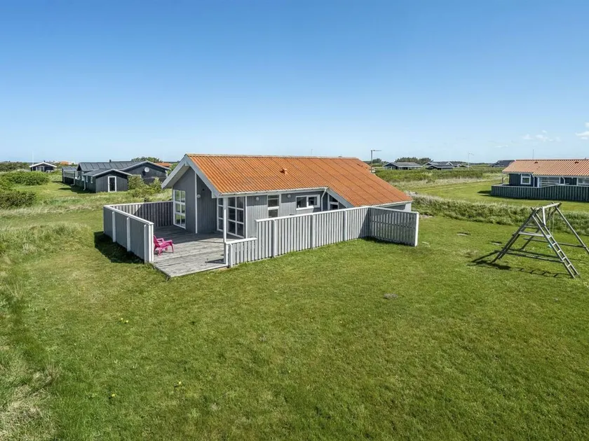 Holiday home with terrace - Image 1
