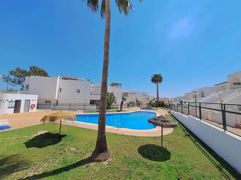 Flat with pool, terrace & garden - Image 1