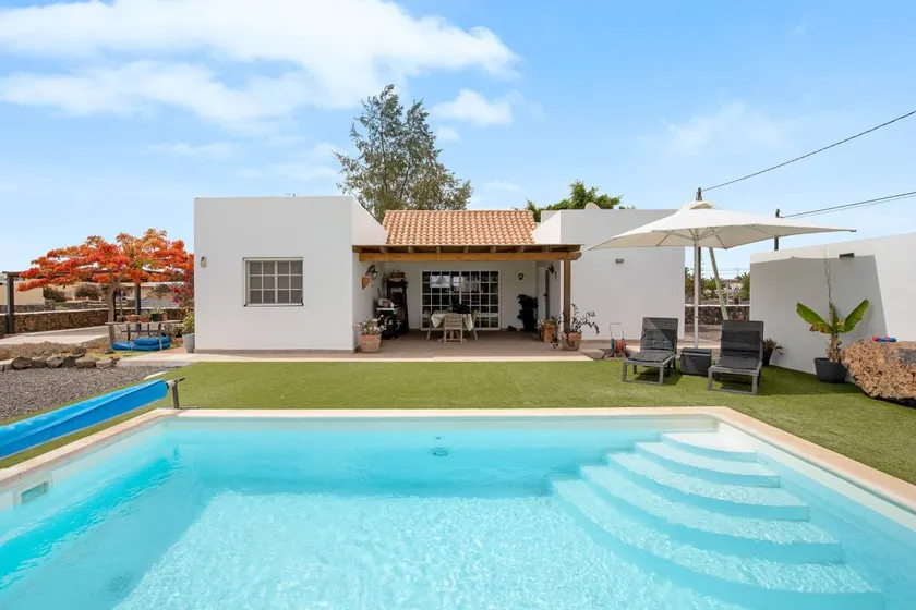 House with barbeque, garden & private pool | Garden view - Image 1