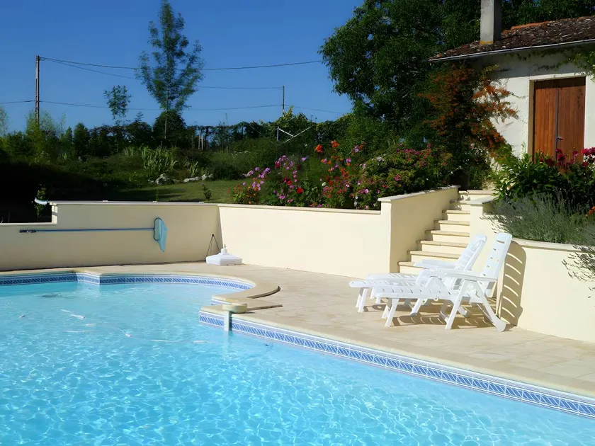 Family-oriented charming cottage with pool, garden & hot tub | Garden view | Pets are welcome - Image 1