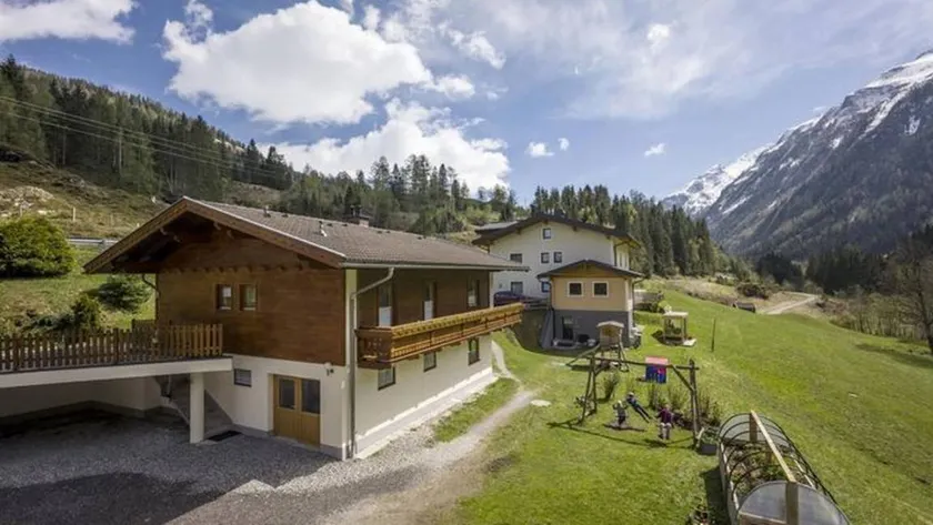 Family-friendly holiday home with barbecue, terrace & garden - Image 1