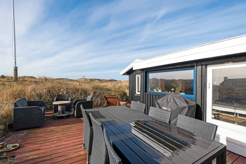 Family-friendly house with terrace - Image 1